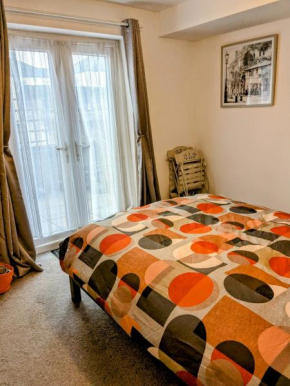 City centre apartment with south facing patio, 10 minutes walk to the harbour